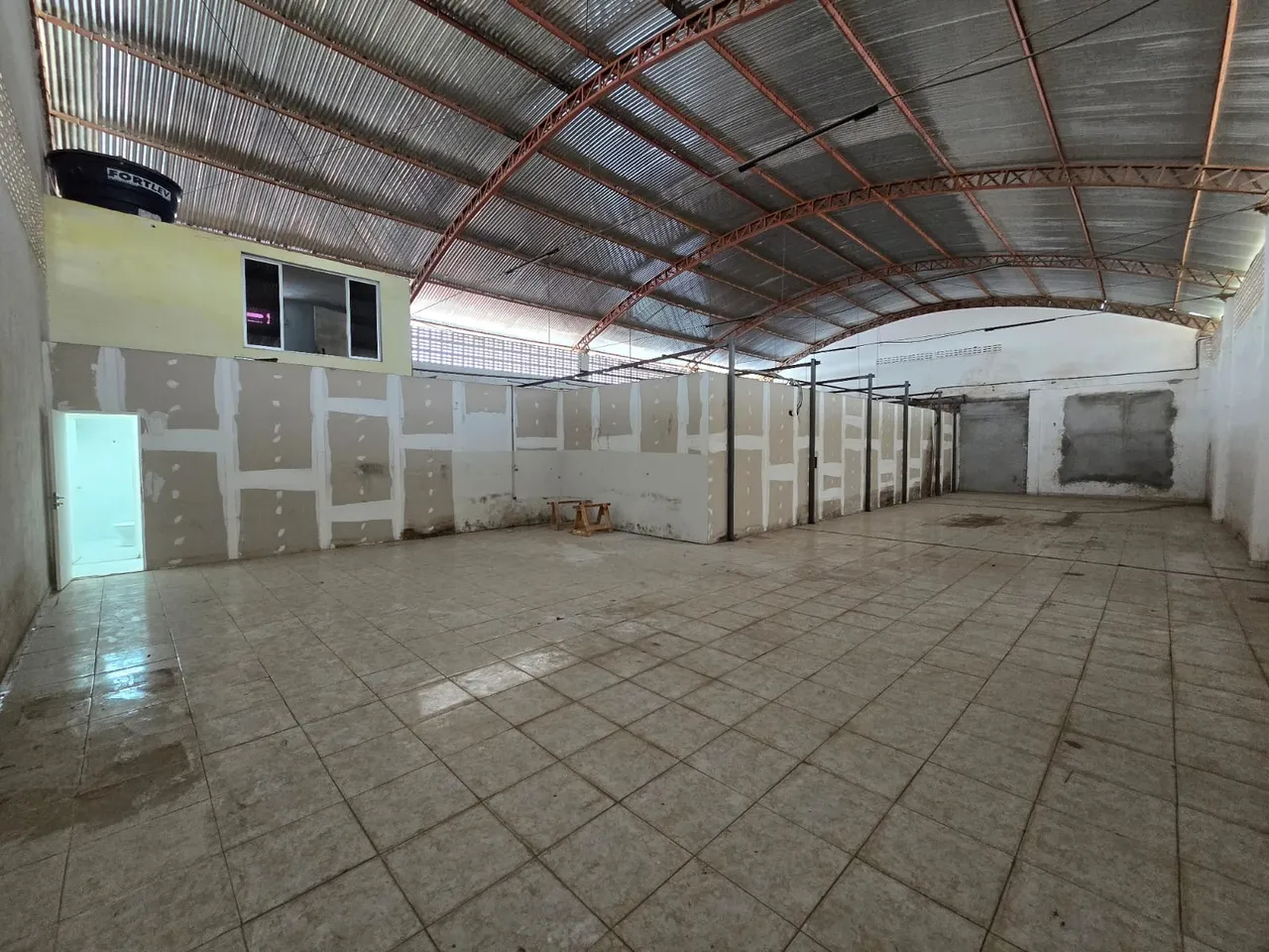 Galpão com 375m2 de área construida no Bairro Valentina - Aluguel - João Pessoa PB