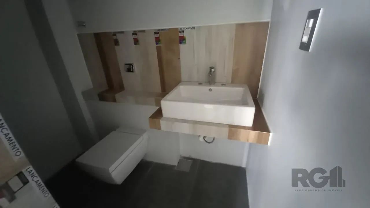 Coliseu vende sala com ótima localização, em andar alto, piso porcelanato, banheiro, esper - Foto 8