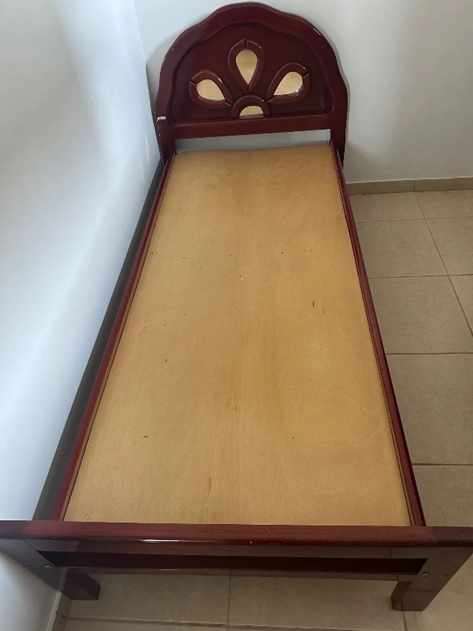 Cama e colchão de solteiro