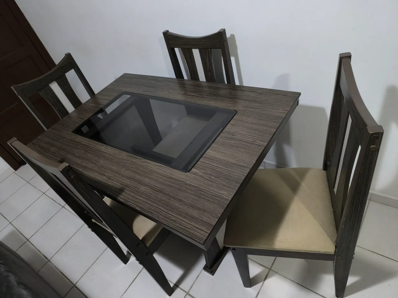 Conjunto mesa de jantar com 4 cadeiras