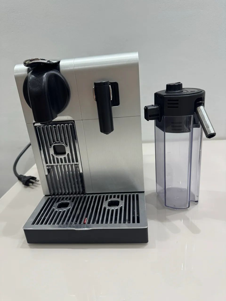 Cafeteira Nespresso Lattissima Pro EN750. - Foto 4