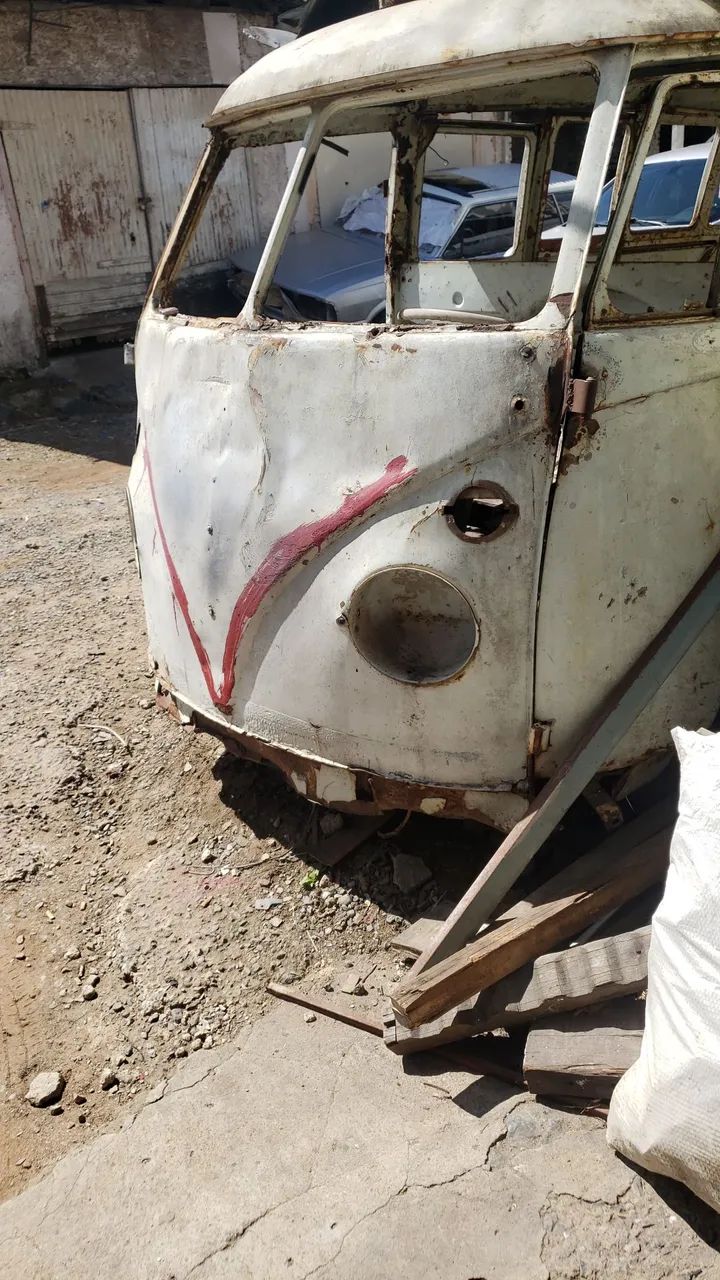 Vendo carroceria com frente para Ornamento. to