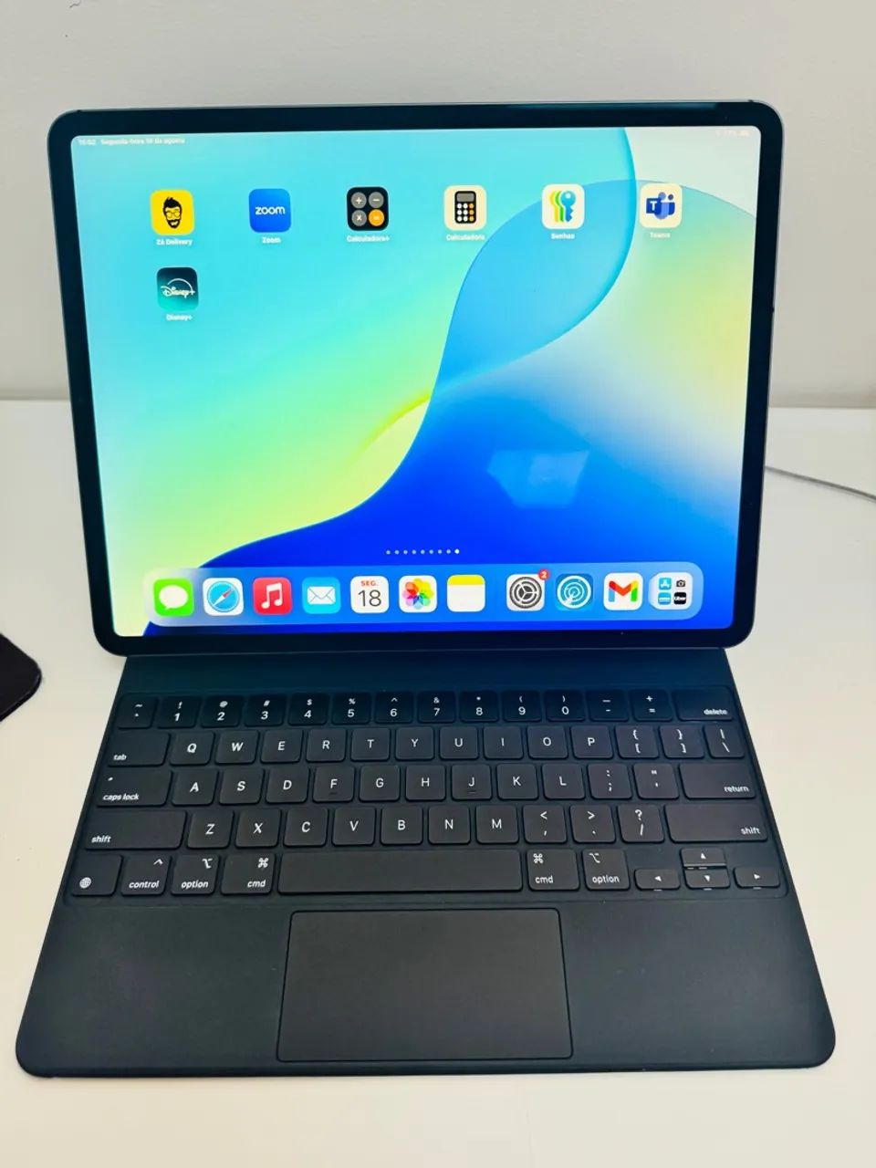iPad Pro 12,9 polegadas 3ª geração + Magic Keyboard.