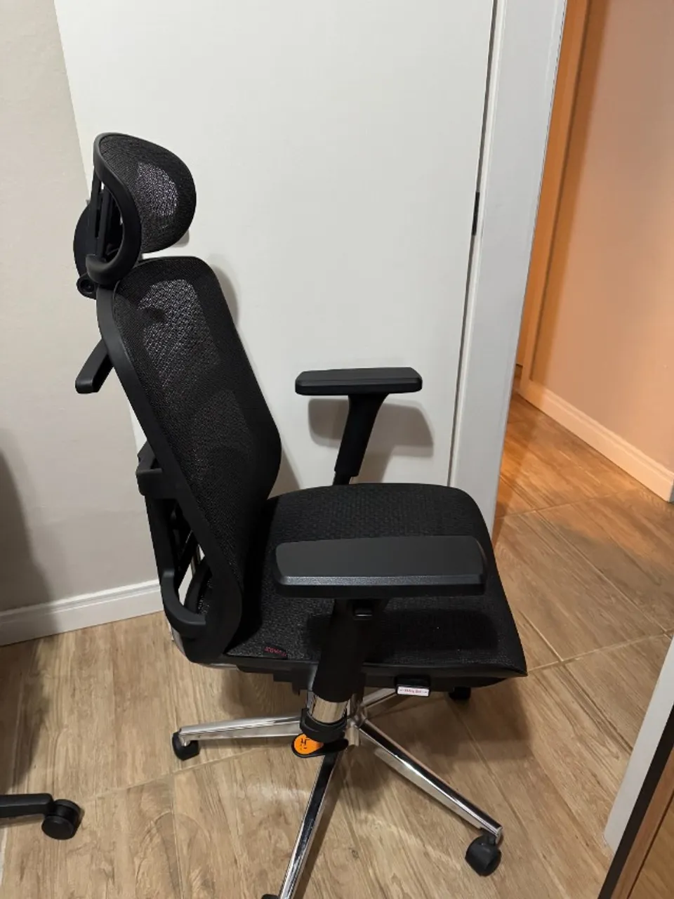 Cadeira de Escritório Comfy Ergofull Tela Mesh Preta, Base Giratória, Braço 3D, Assento De