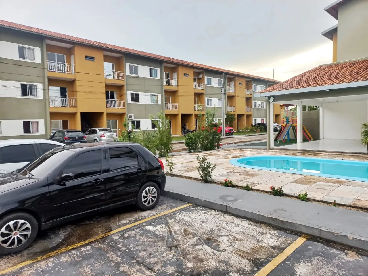 Apto com piscina no Tenoné, próx a feira.