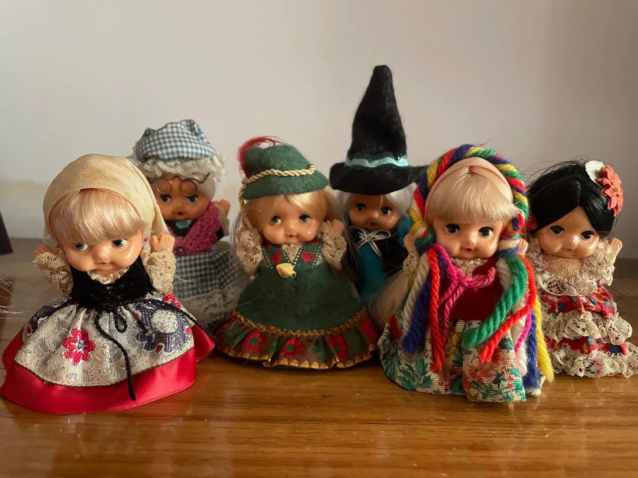 Conjunto 6 bonecas vintage com trajes folcloricos 9 cm  - Foto 4