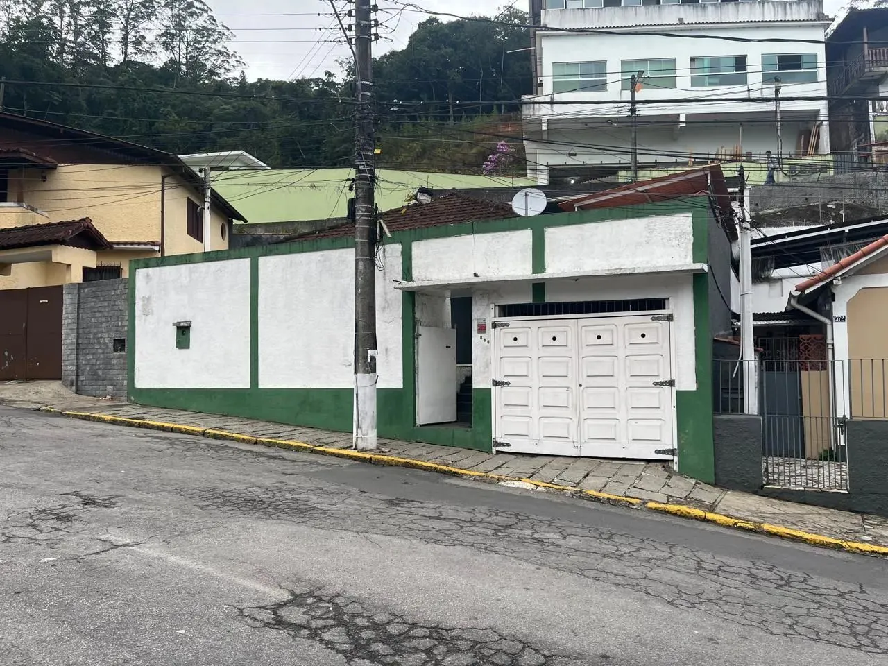 Alugo casa independente no Bairro Castrioto (3 quartos c/ garagem) R$ 2.300,00