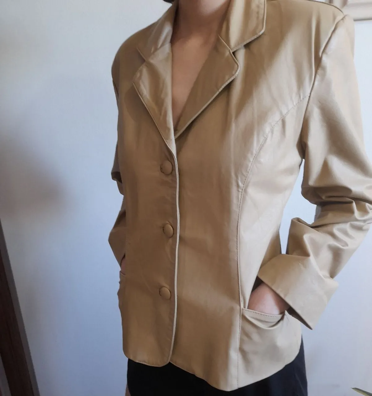 Jaqueta de Couro Bege Clássica - Elegância em Cada Detalhe