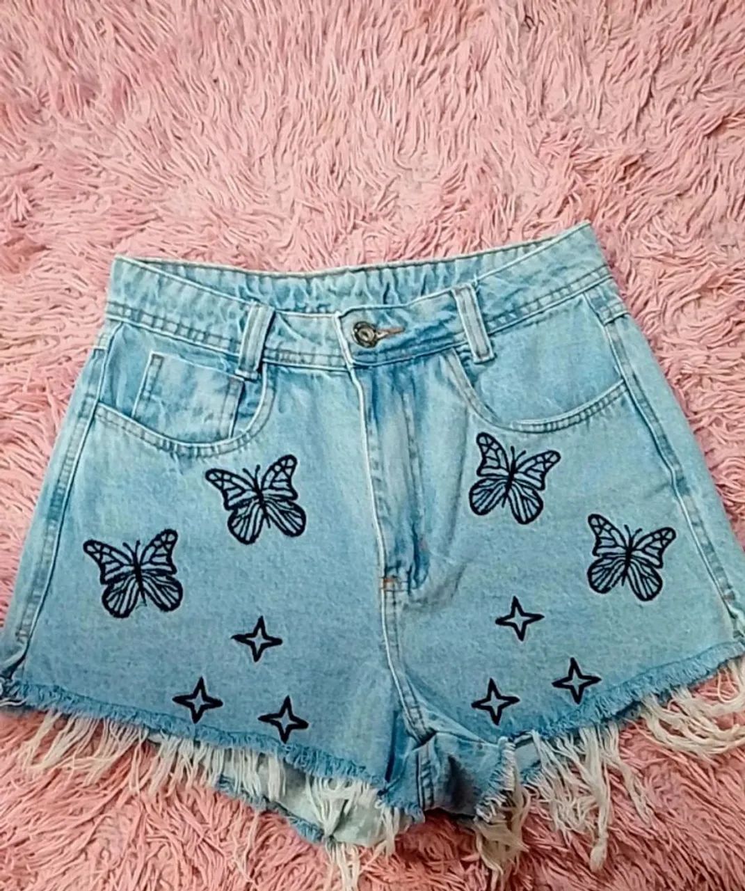 Shorts Jeans com Detalhes de Borboleta
