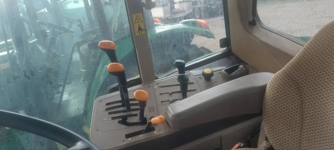 trator agricola cabinado marca john deere modelo 6100j ano 2022  - Foto 5