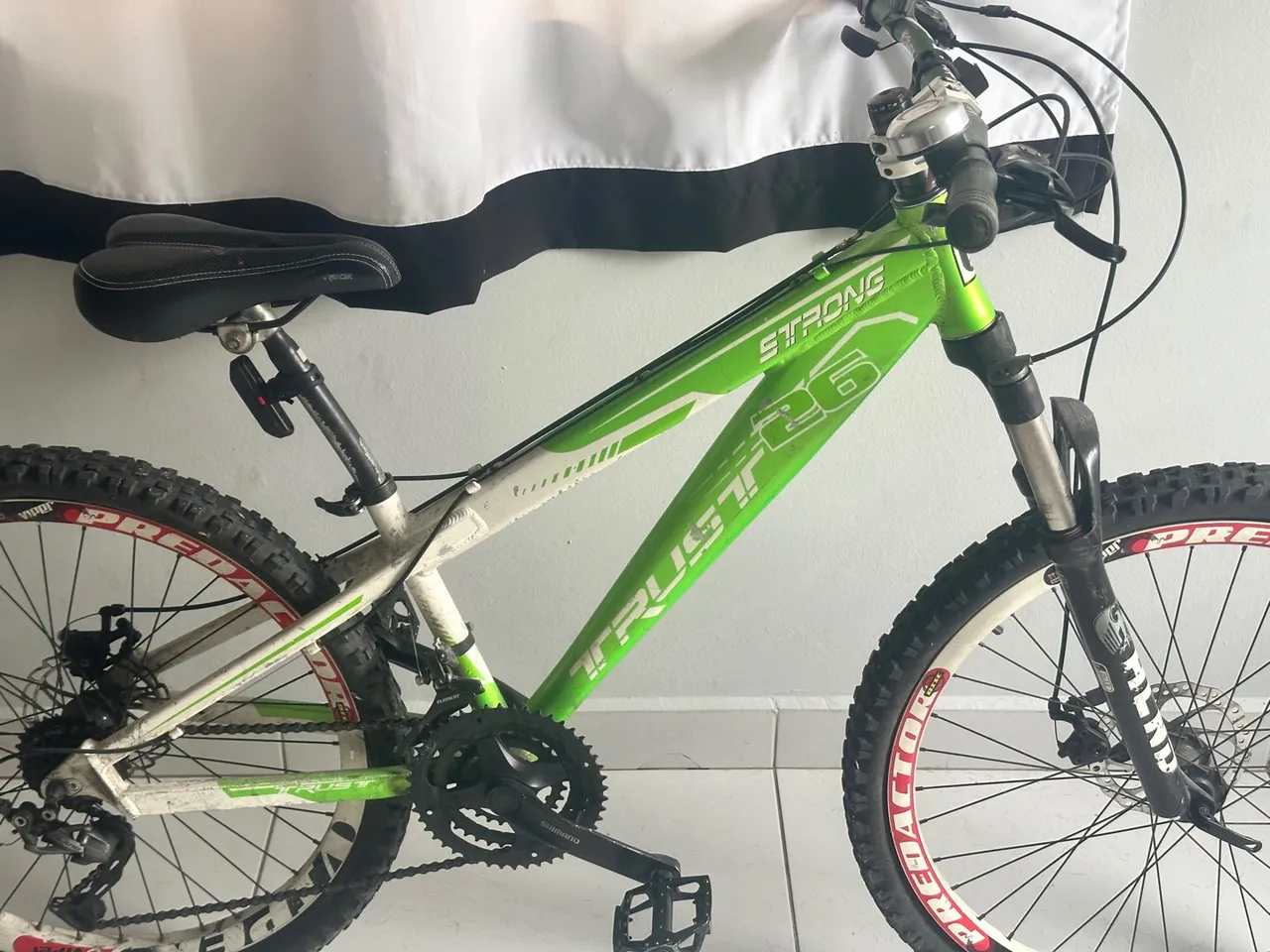 Bicicleta Aro 26 com Freio a Disco Suspensao Acessorios