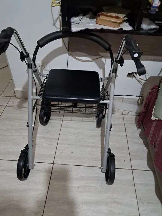 Andador com rodas e cadeira cestinha