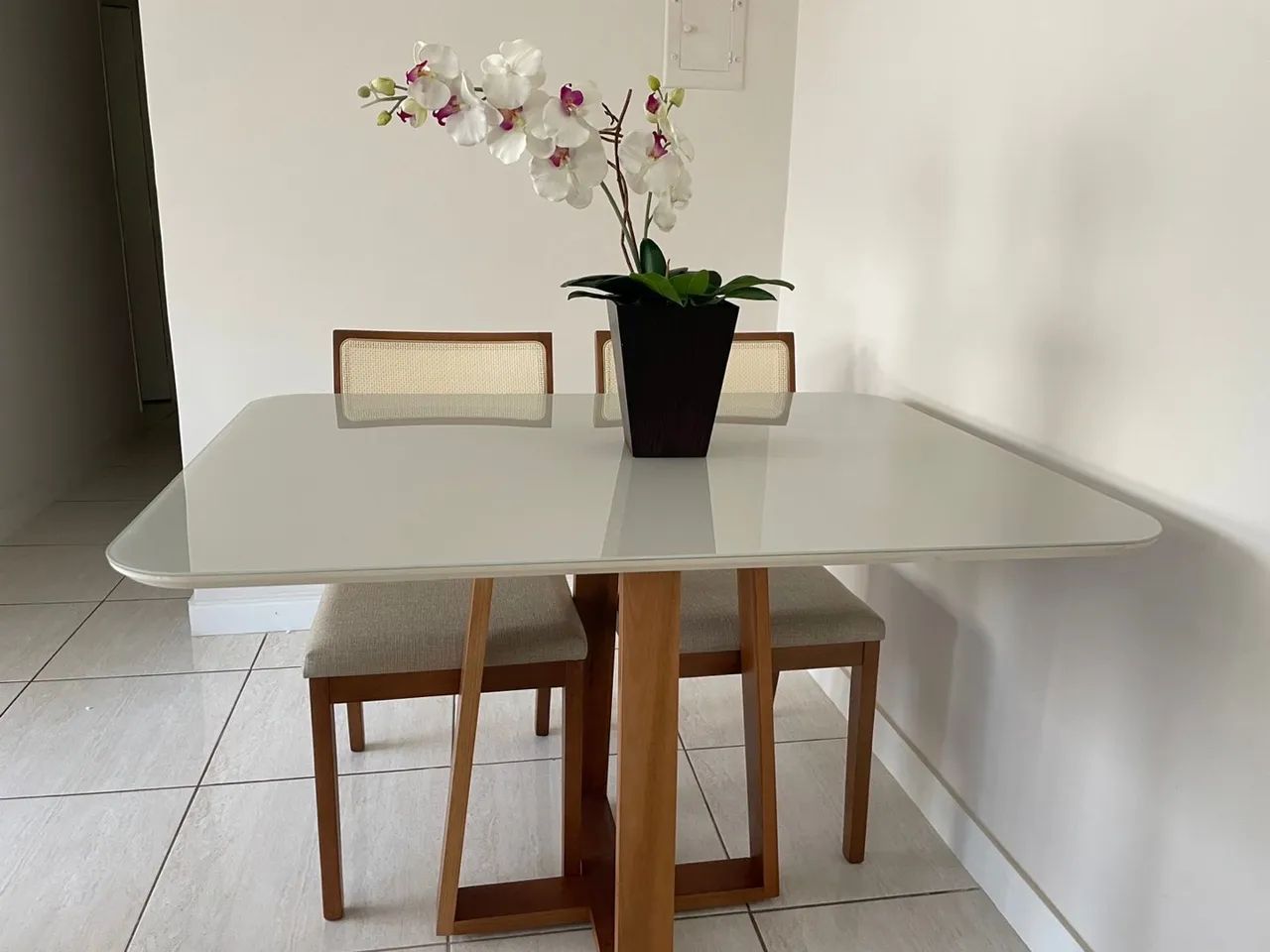 Mesa madeira de jantar moderna com design elegante