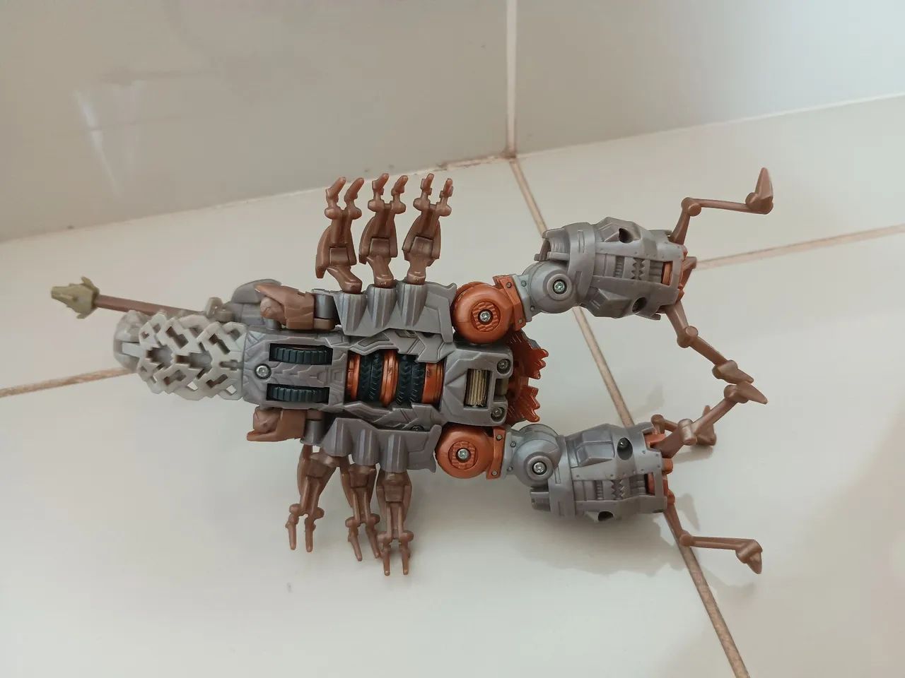 Boneco scorponok transformers dotm hasbro  - Foto 4