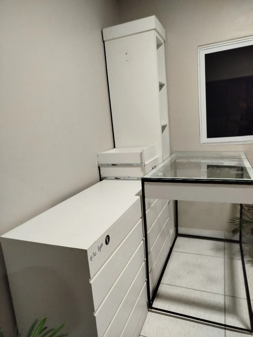 Balcão/Gaveteiro Branco com Mesa de Vidro