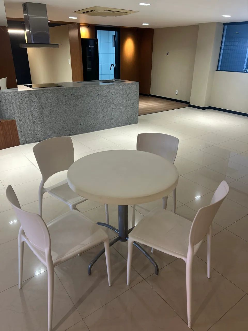 Conjunto de mesa e cadeiras Tramontina 