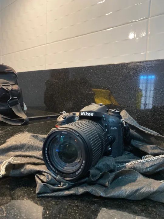 Vendo câmera Nikon D7200 com lente 18 -140 com Flash 