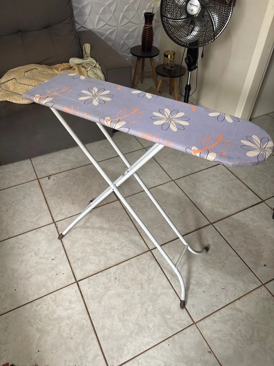 Mesa dobrável de passar roupas 