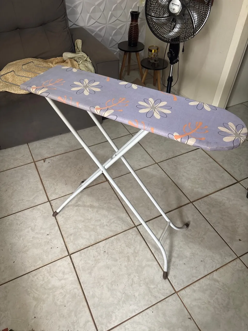 Mesa dobrável de passar roupas