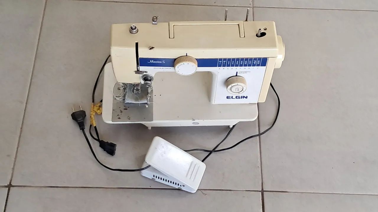 Máquina de costura Elgin 