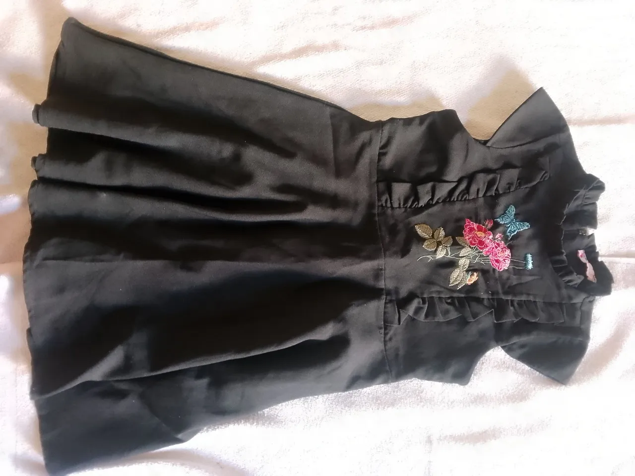 Vestido Infantil Preto com Bordado Floral