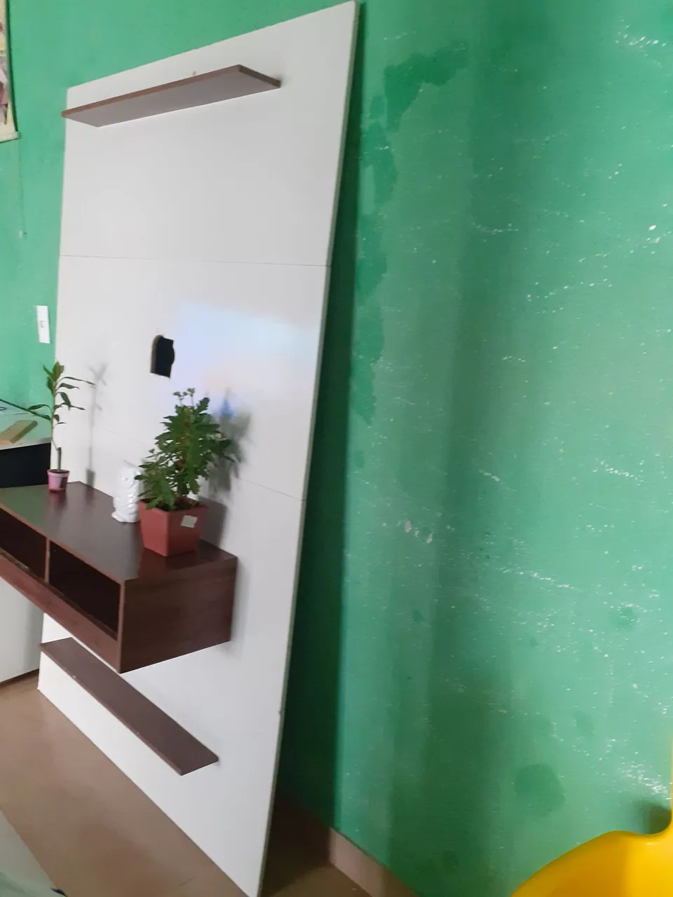 Painel para TV Branco com Detalhes Amadeirados