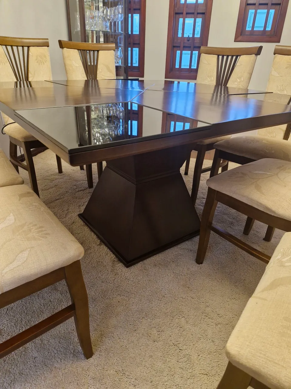 Mesa Jantar 1,36 X 1,36 , 8 cadeiras , com tapete .