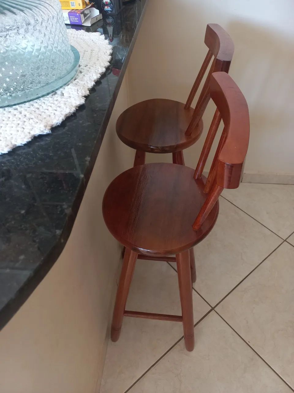 Conjunto de 2 Banquetas de Madeira EM EXCELENTE ESTADO DE CONSERVAÇÃO (NOVÍSSIMO).