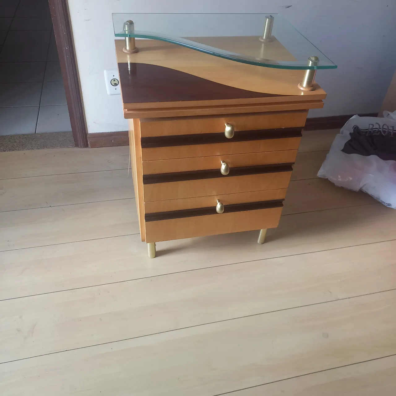 Mesa de cabeceira com gavetas e tampo de vidro