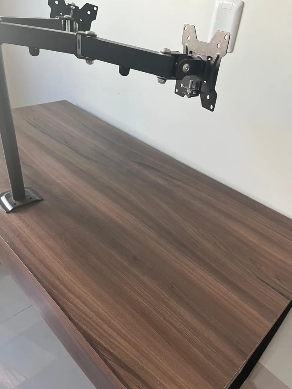 Mesa de escritório com suporte para 2 monitores 120x60cm
