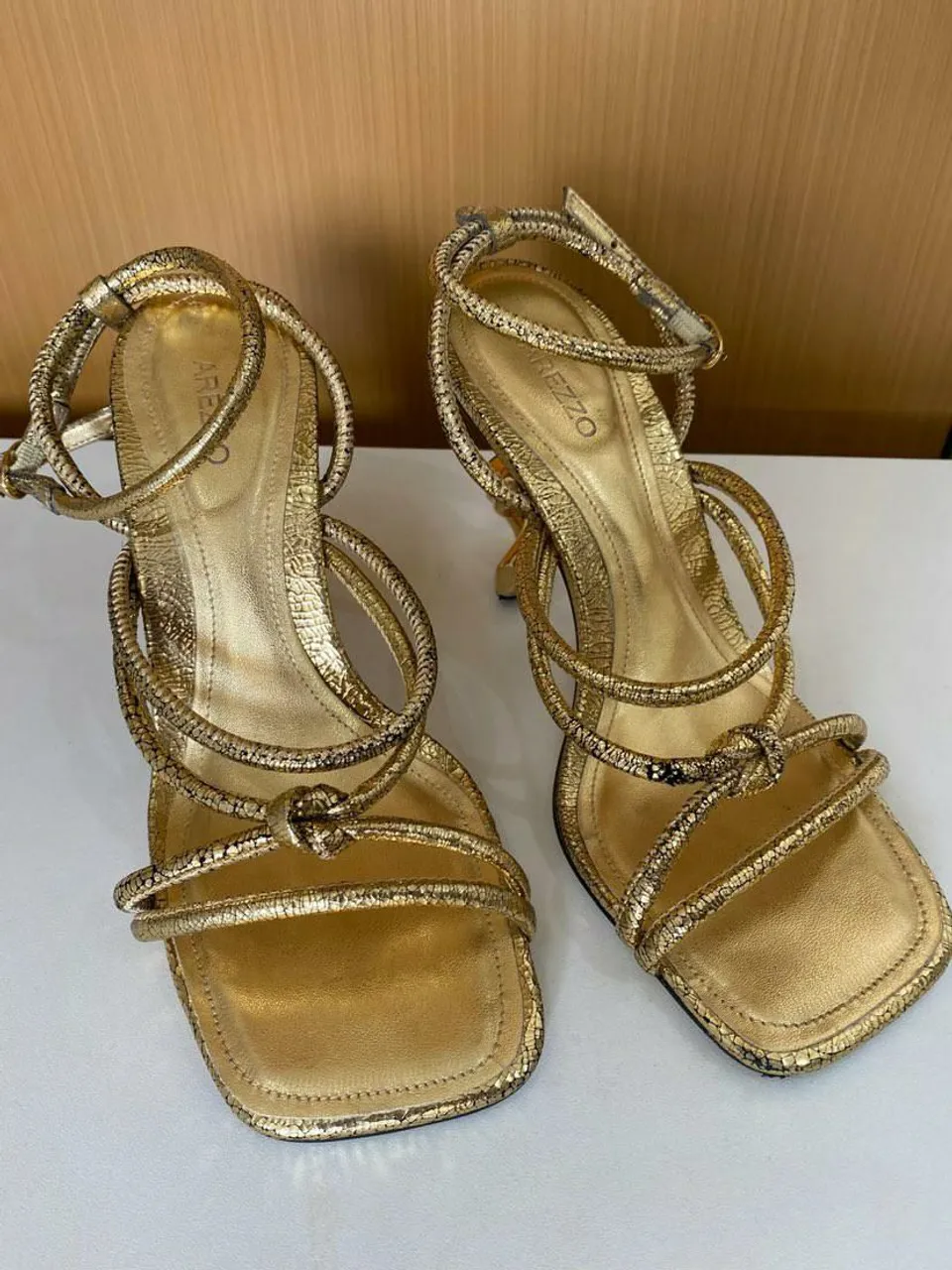 Sandália Arezzo Dourada - Elegância e Conforto