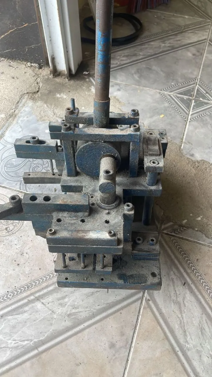 Máquina para estampo de esquadrias