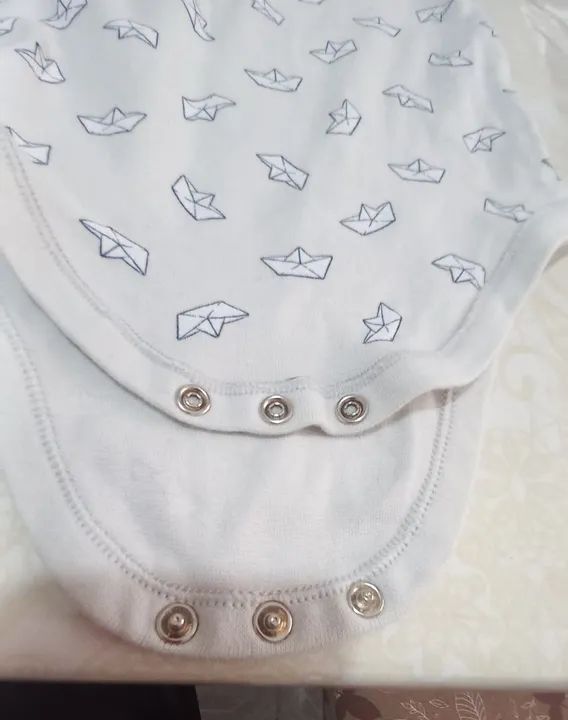 Body  cinza claro  com chapéuzinho  branco  tamanho  9 a 12 meses - Foto 3