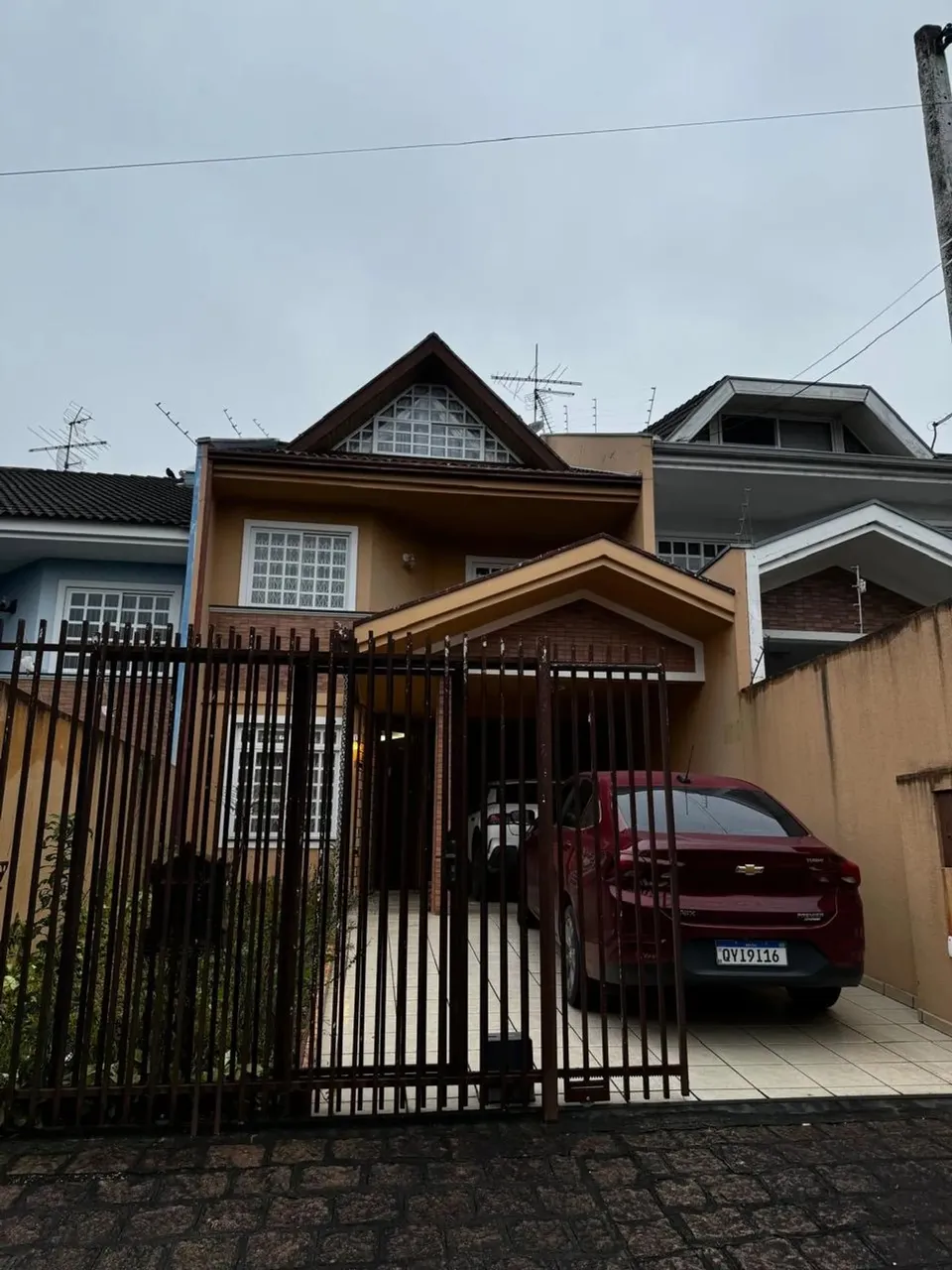 Sobrado para aluguel possui 220 metros quadrados com 2 quartos em Boa Vista - Curitiba - P