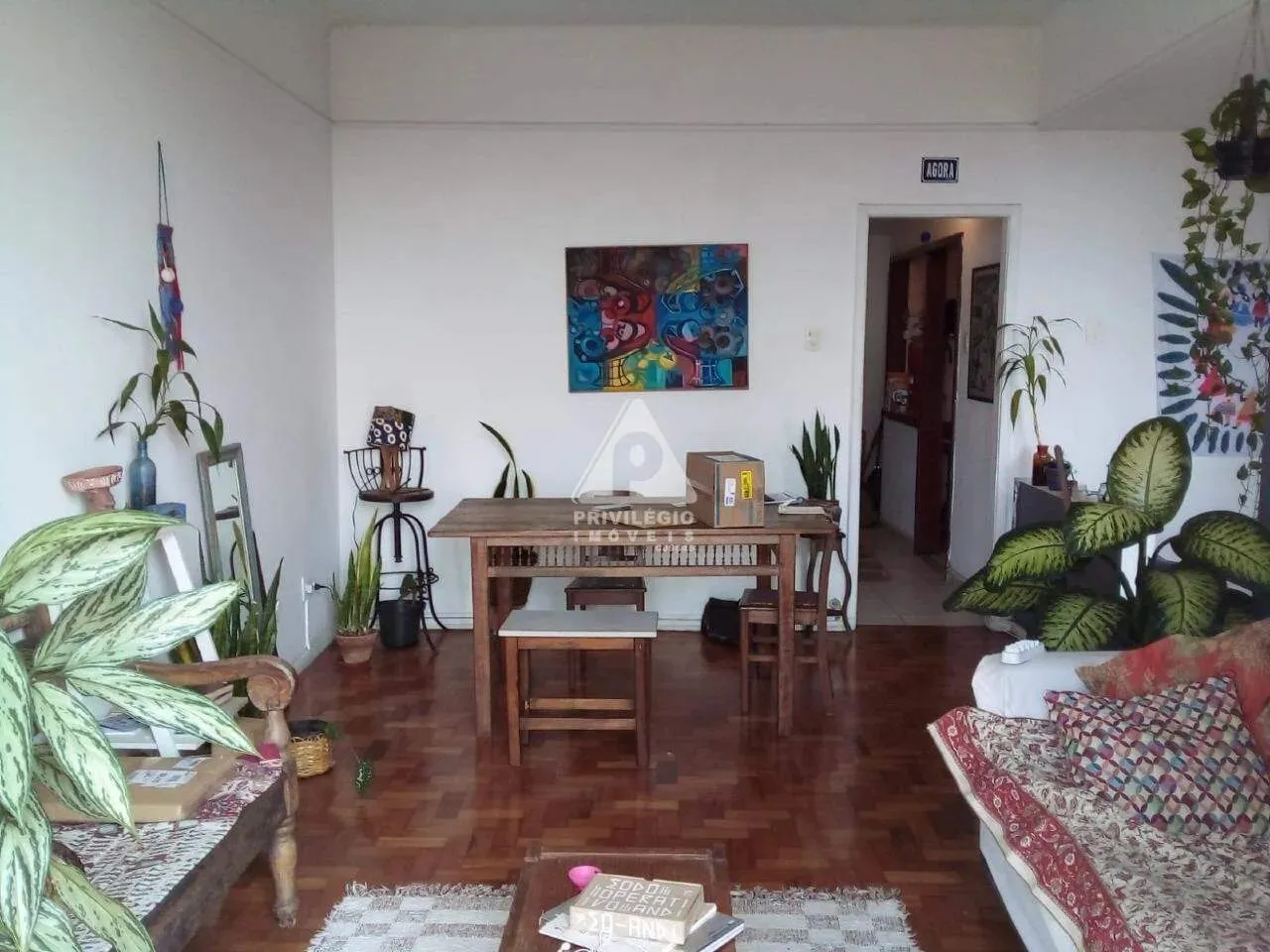 Varanda, sala em 2 ambientes, original 3 quartos, com dependências completas.