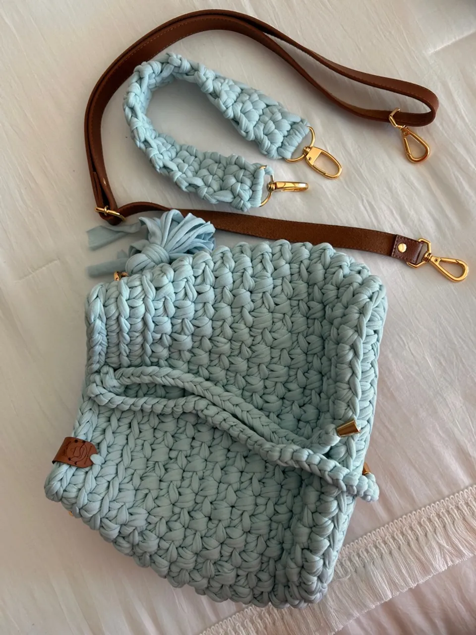 Bolsa saco de crochê azul claro