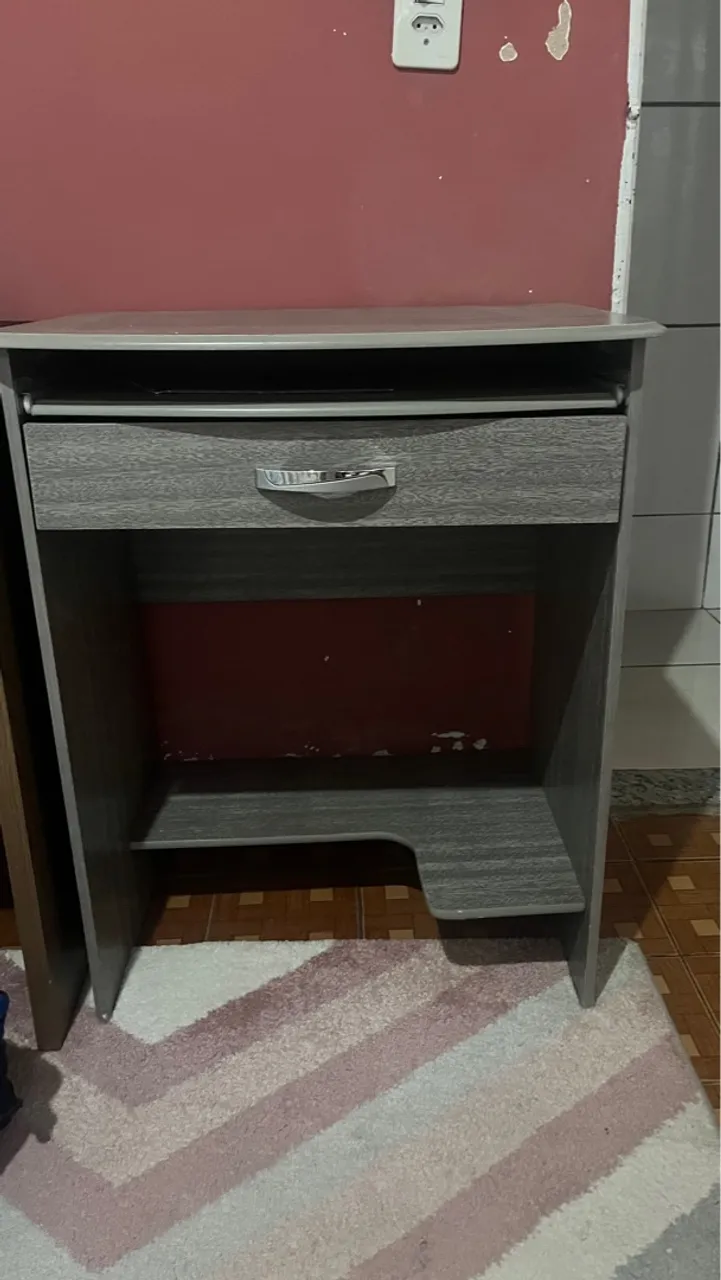 Escrivaninha compacta cinza com gaveta