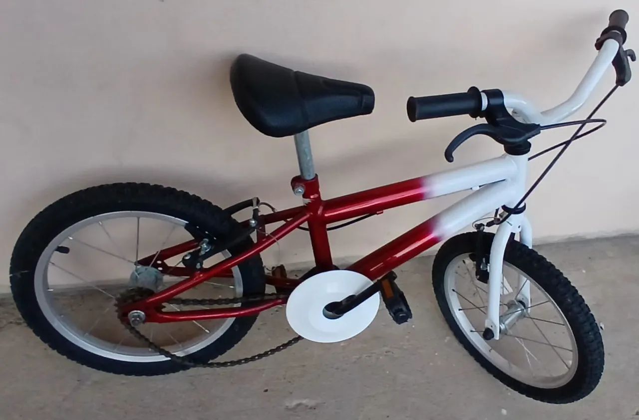 Bicicleta aro 16 usada poucas vezes com rodinhas.
