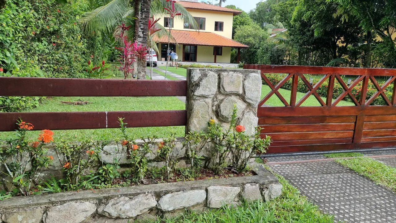 Alugo casa em condomínio de Aldeia, beira de estrada, com 4 quartos