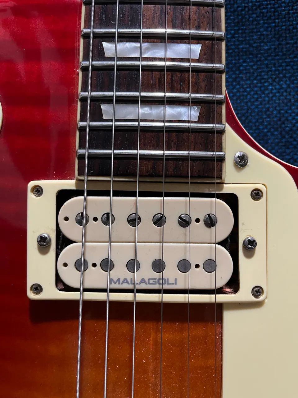 Guitarra Vintage V100 com upgrade  - Foto 5