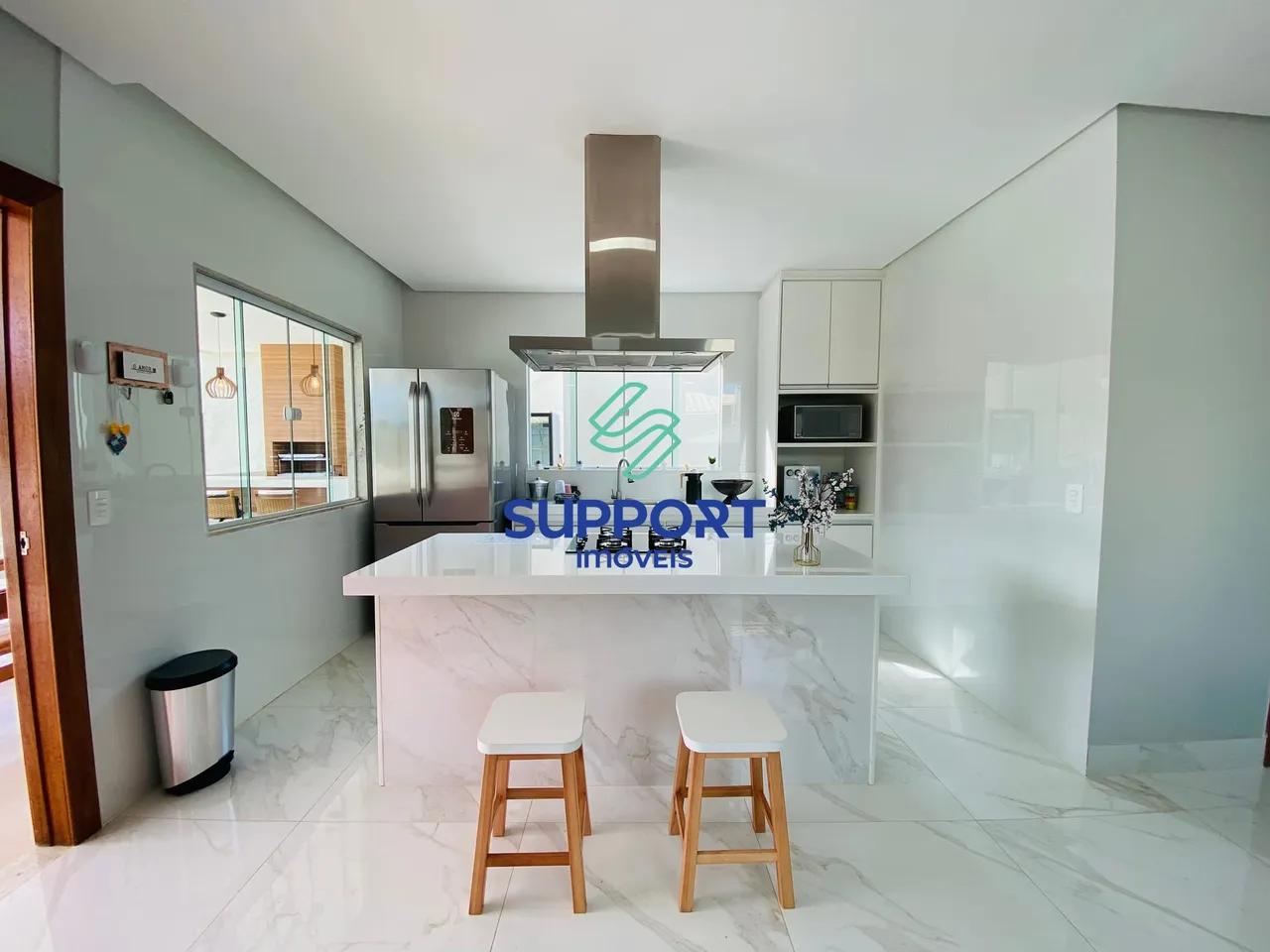 "Viva com Sofisticação: Casa Linear com 3 Suítes em Condomínio no Village do Sol, Guarapar