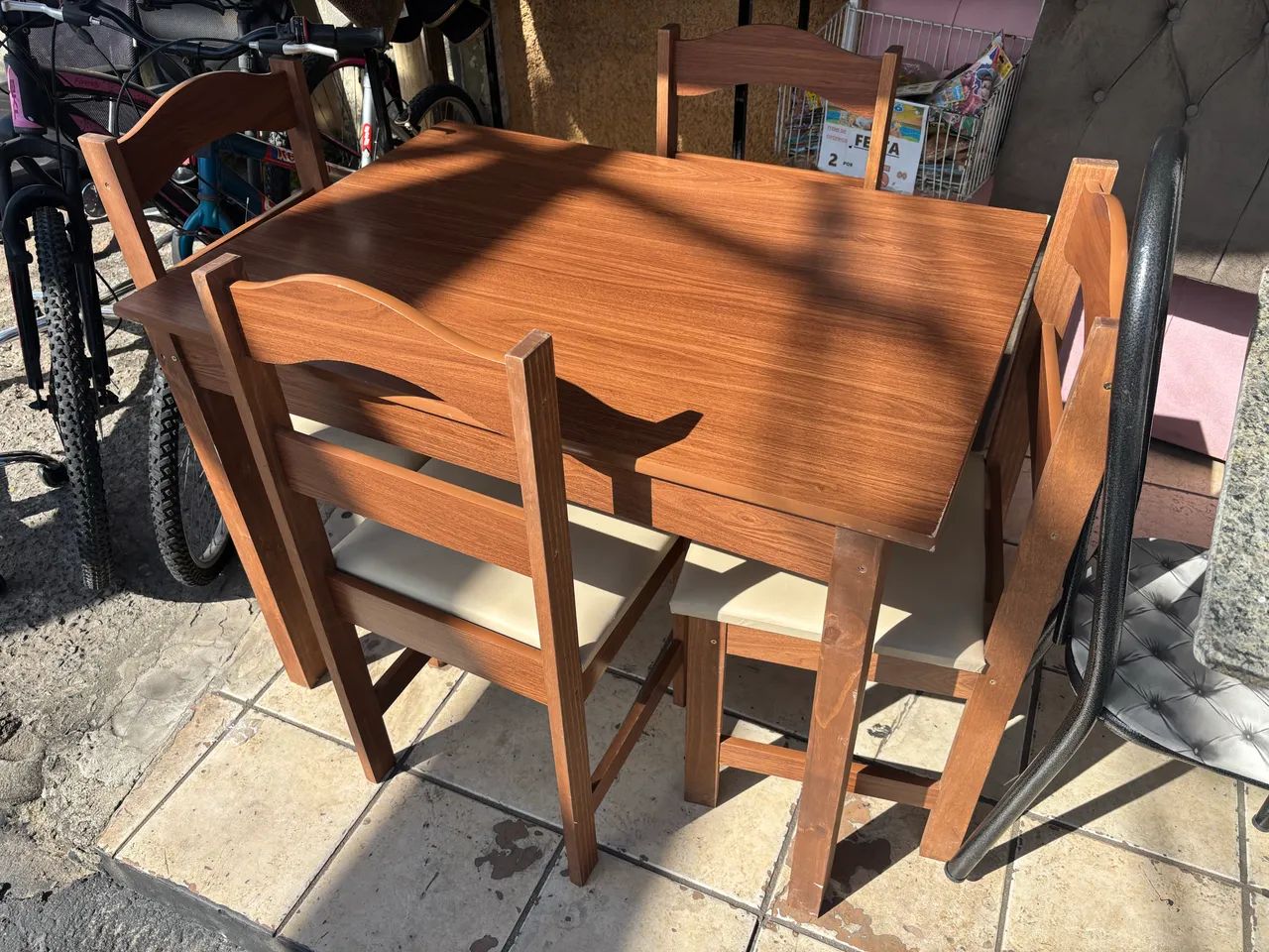 Mesa de madeira com 4 cadeira na cor amadeirada  - Foto 5