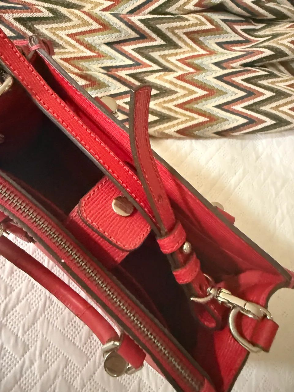 Bolsa Shutz couro vermelha  - Foto 3
