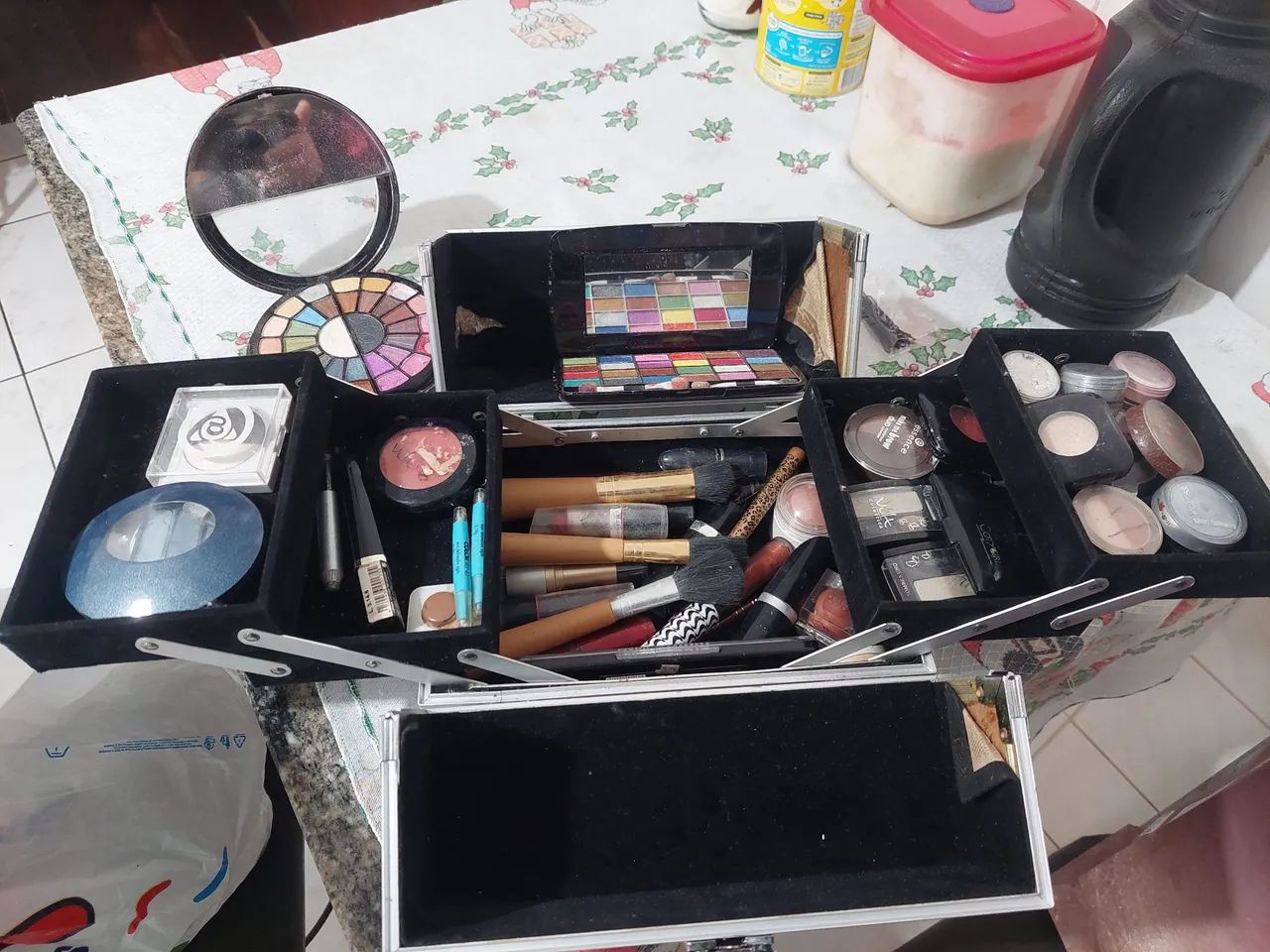 Vendo maleta  com várias maquiagem  - Foto 4