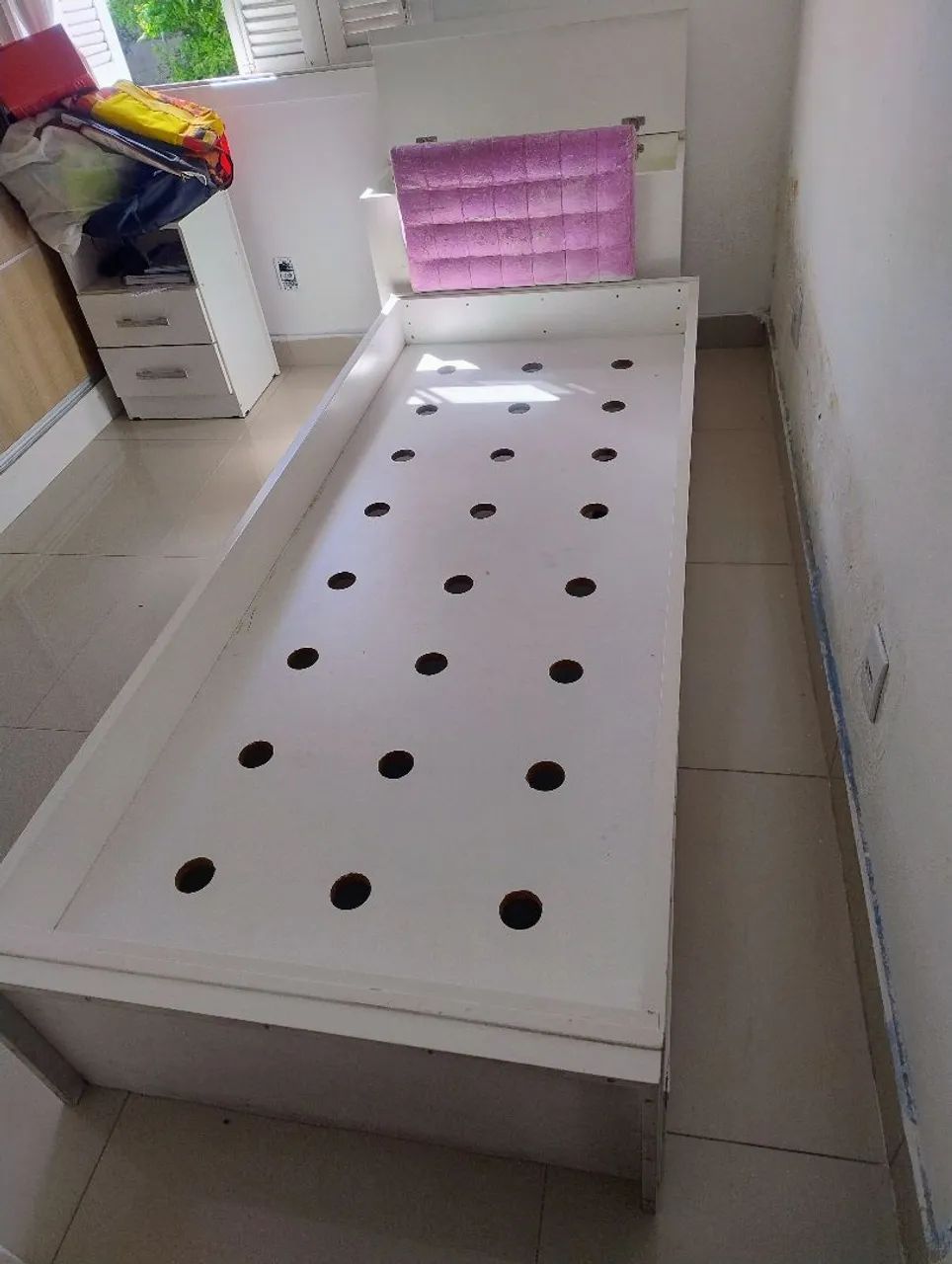Cama de solteiro com cabeceira acoplada e baú
