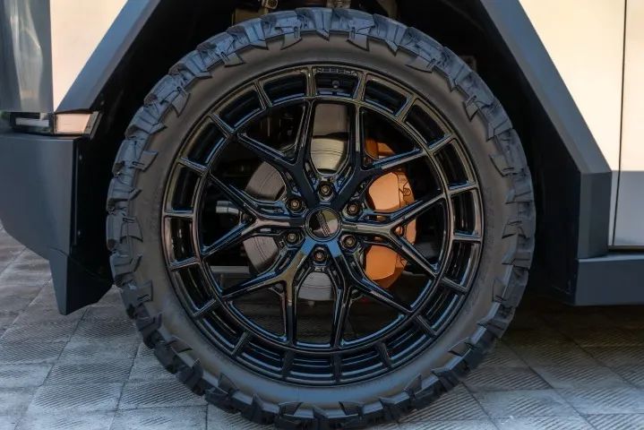 Tesla Cybertruck Foundation, foto 17 de 17