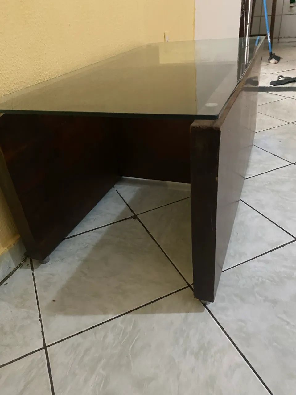 Mesa de centro em madeira maciça e tampo de vidro temperado - Foto 4