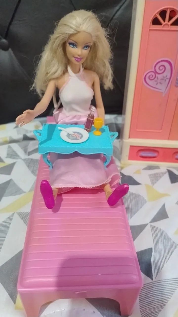 Mobília da Barbie com bonecas e boneco - Foto 2