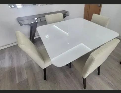 Mesa de jantar em Laka  