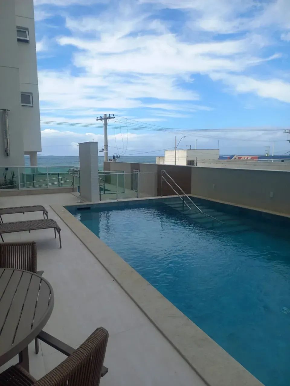 APARTAMENTO COM FECHAMENTO DE VARANDA-UMA QUADRA DO MAR